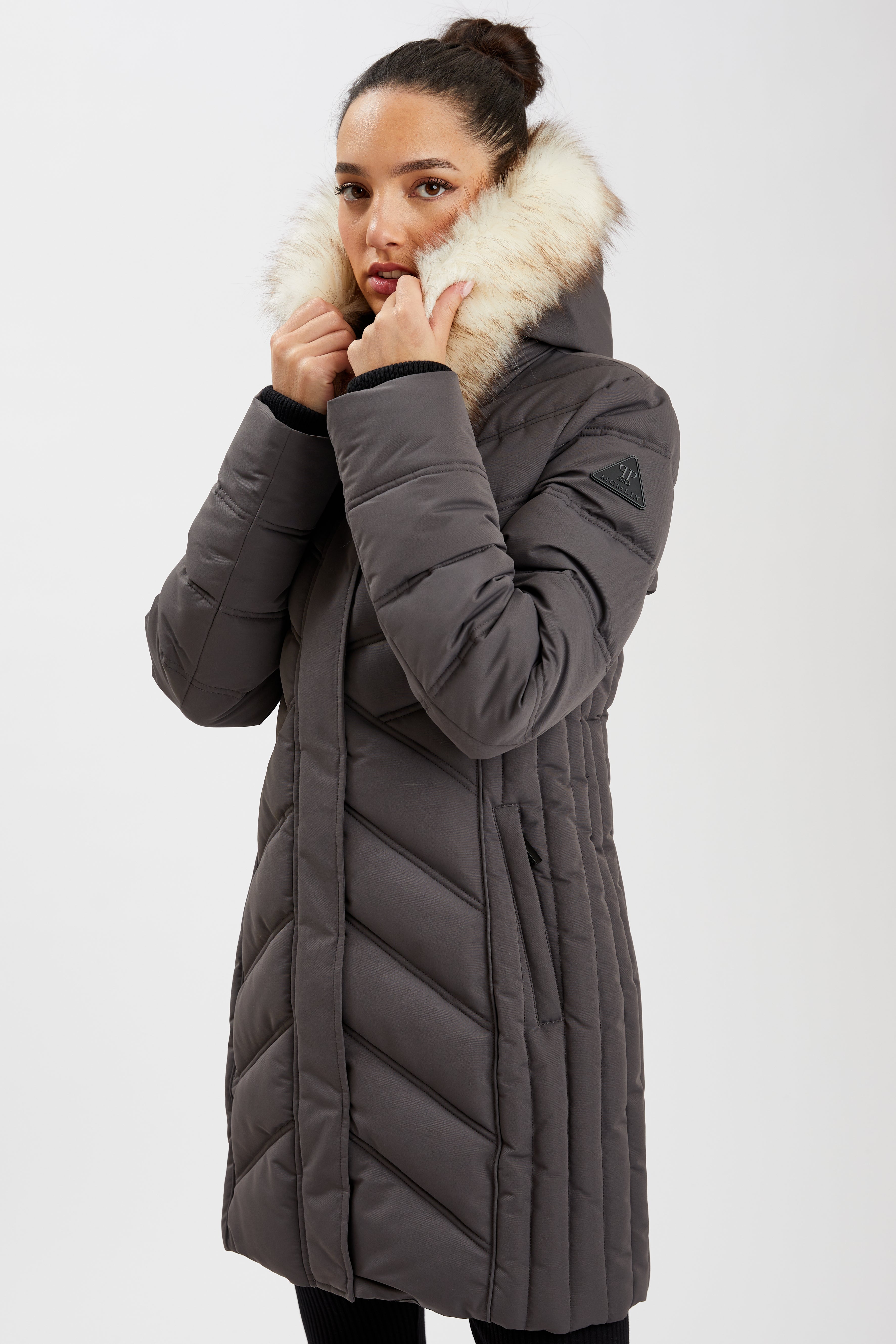 MINERVA | Fur Trim Jacket || MINERVA | Veste à bordures en fourrure