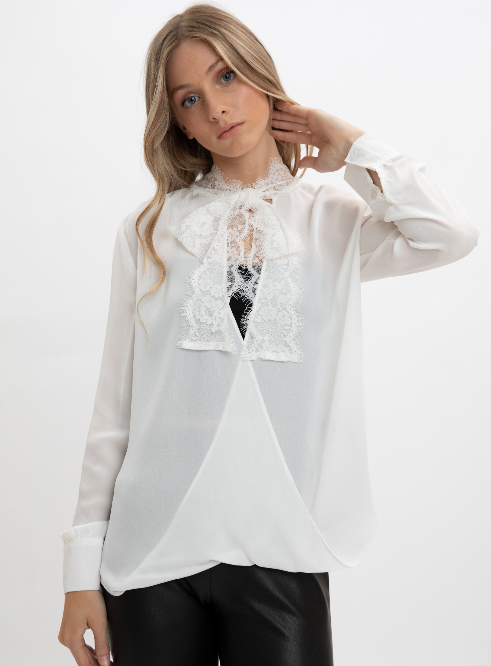 AMELIA | Long sleeve blouse with lace bow